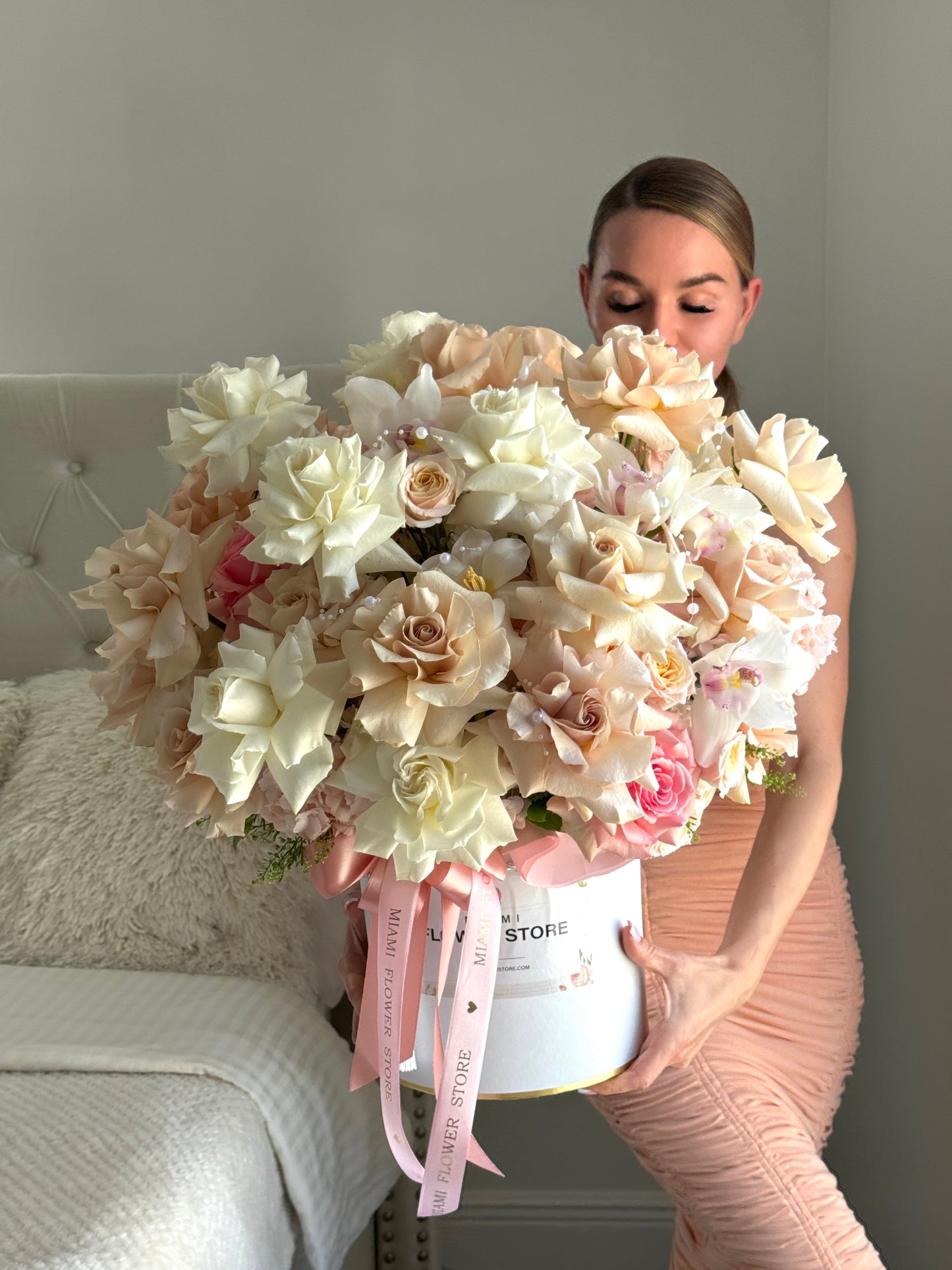 Beige And White Rose Flower Bouquet In A Box - Miami Flower Store Same-Day Delivery Fort Lauderdale Brickell Aventura Las Olas Hallendale Beach Hollywood Sunny Isles