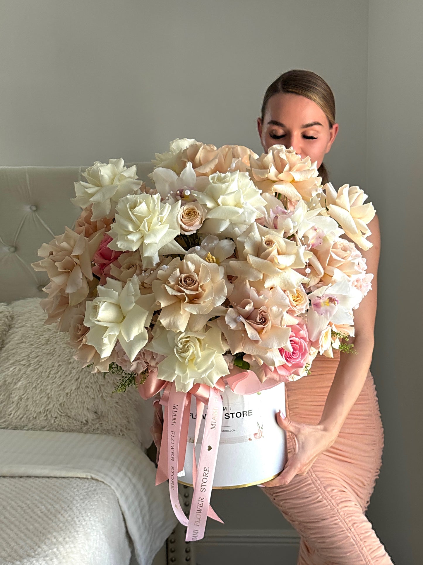 Beige And White Rose Flower Bouquet In A Box - Miami Flower Store Same-Day Delivery Fort Lauderdale Brickell Aventura Las Olas Hallendale Beach Hollywood Sunny Isles