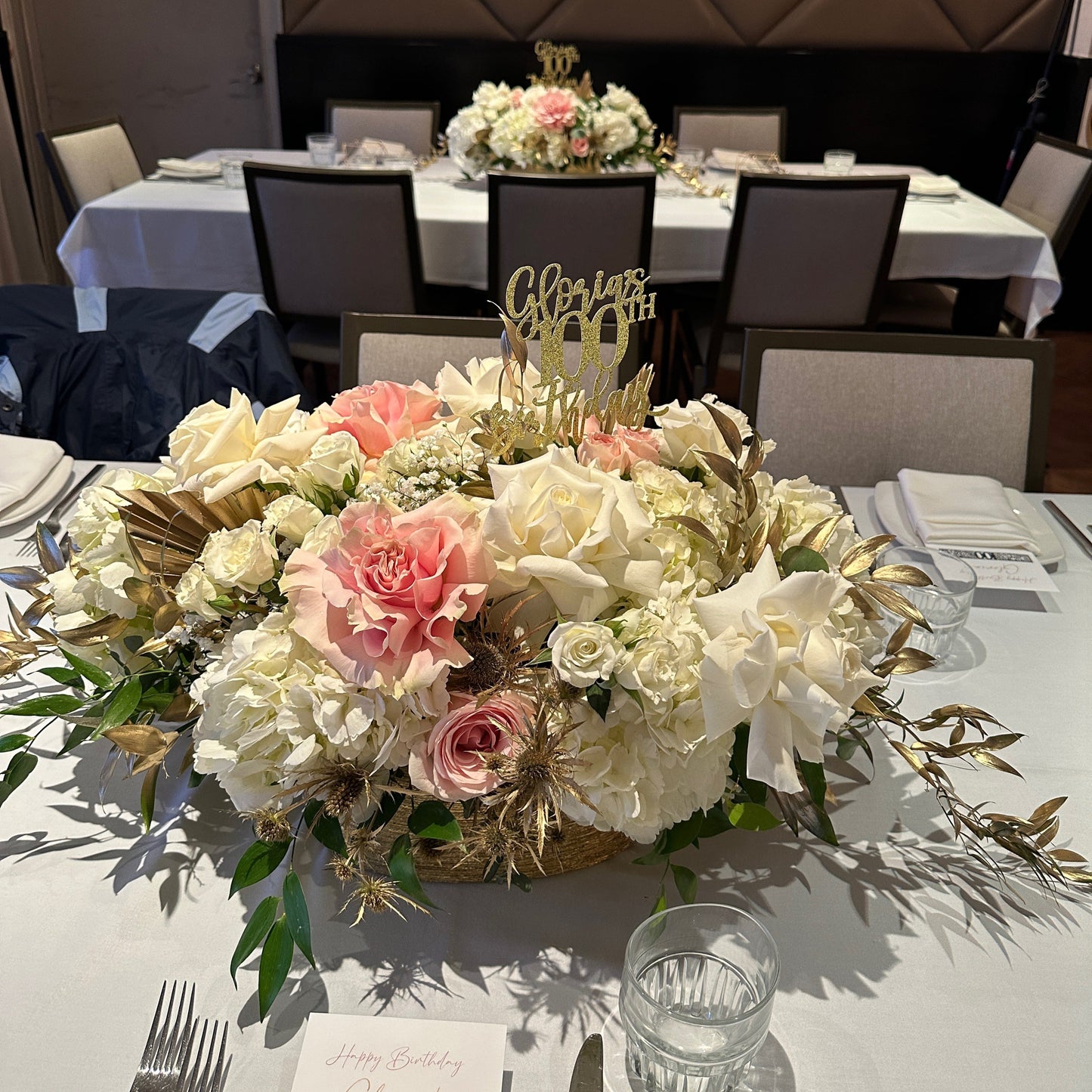White Table Centerpiece - Roses, Spray Roses, Hydrangea - Miami Flower Store Same-Day Delivery Fort Lauderdale Brickell Aventura Las Olas Hallendale Beach Hollywood Sunny Isles