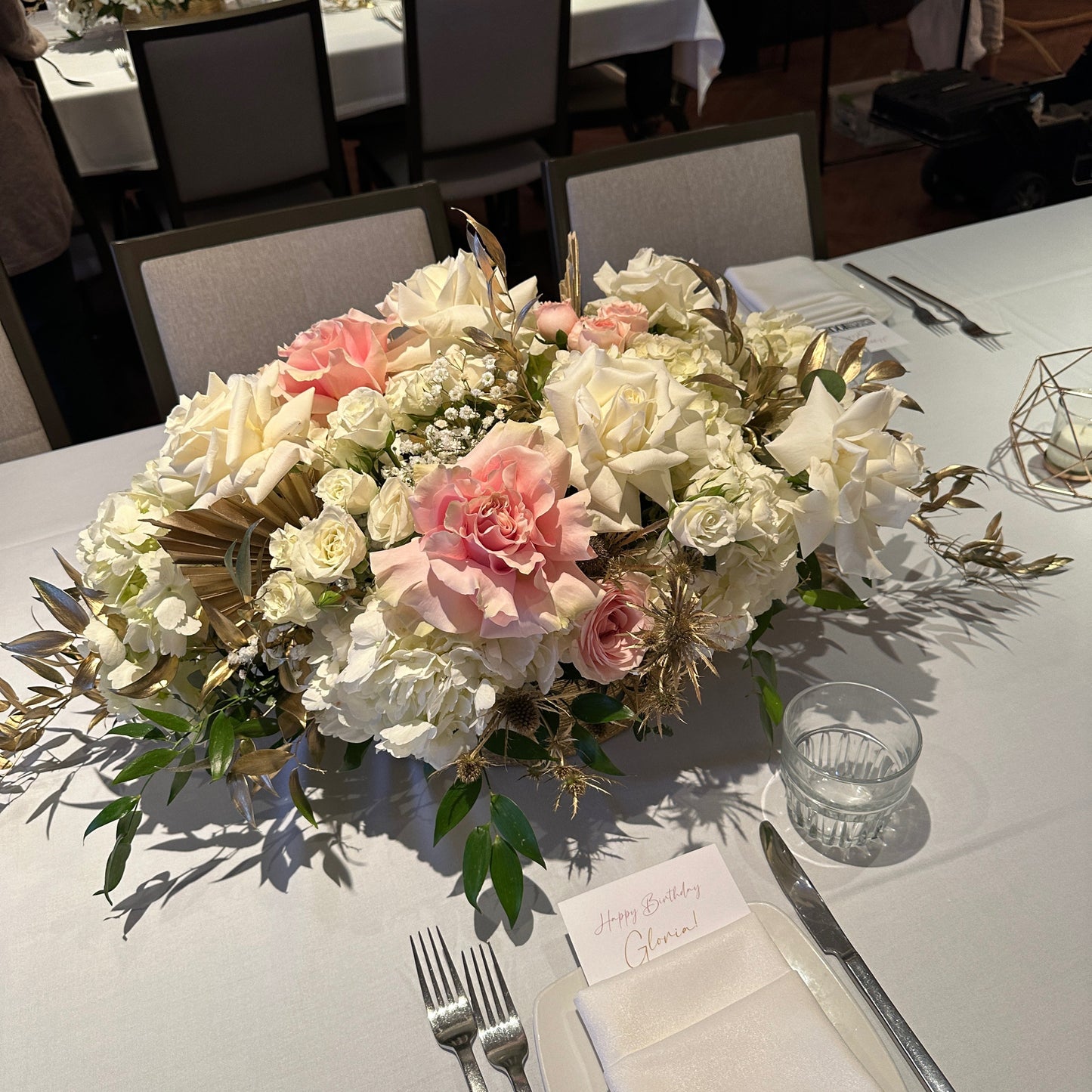 White Table Centerpiece - Roses, Spray Roses, Hydrangea - Miami Flower Store Same-Day Delivery Fort Lauderdale Brickell Aventura Las Olas Hallendale Beach Hollywood Sunny Isles