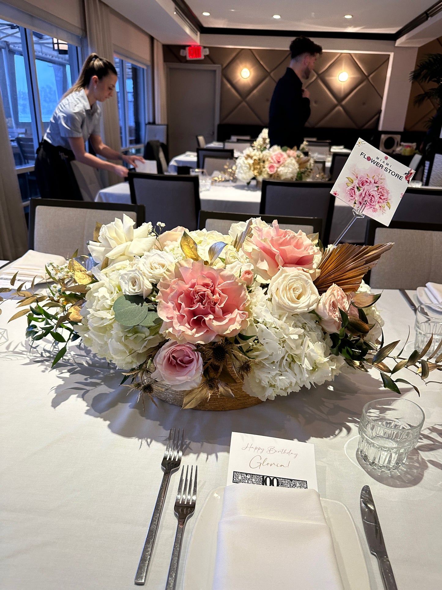 White Table Centerpiece - Roses, Spray Roses, Hydrangea - Miami Flower Store Same-Day Delivery Fort Lauderdale Brickell Aventura Las Olas Hallendale Beach Hollywood Sunny Isles