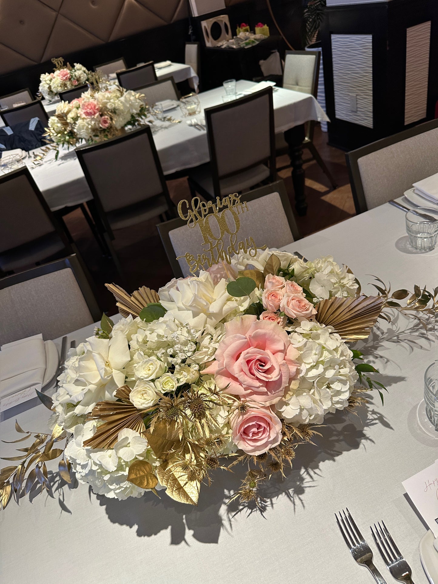 White Table Centerpiece - Roses, Spray Roses, Hydrangea - Miami Flower Store Same-Day Delivery Fort Lauderdale Brickell Aventura Las Olas Hallendale Beach Hollywood Sunny Isles