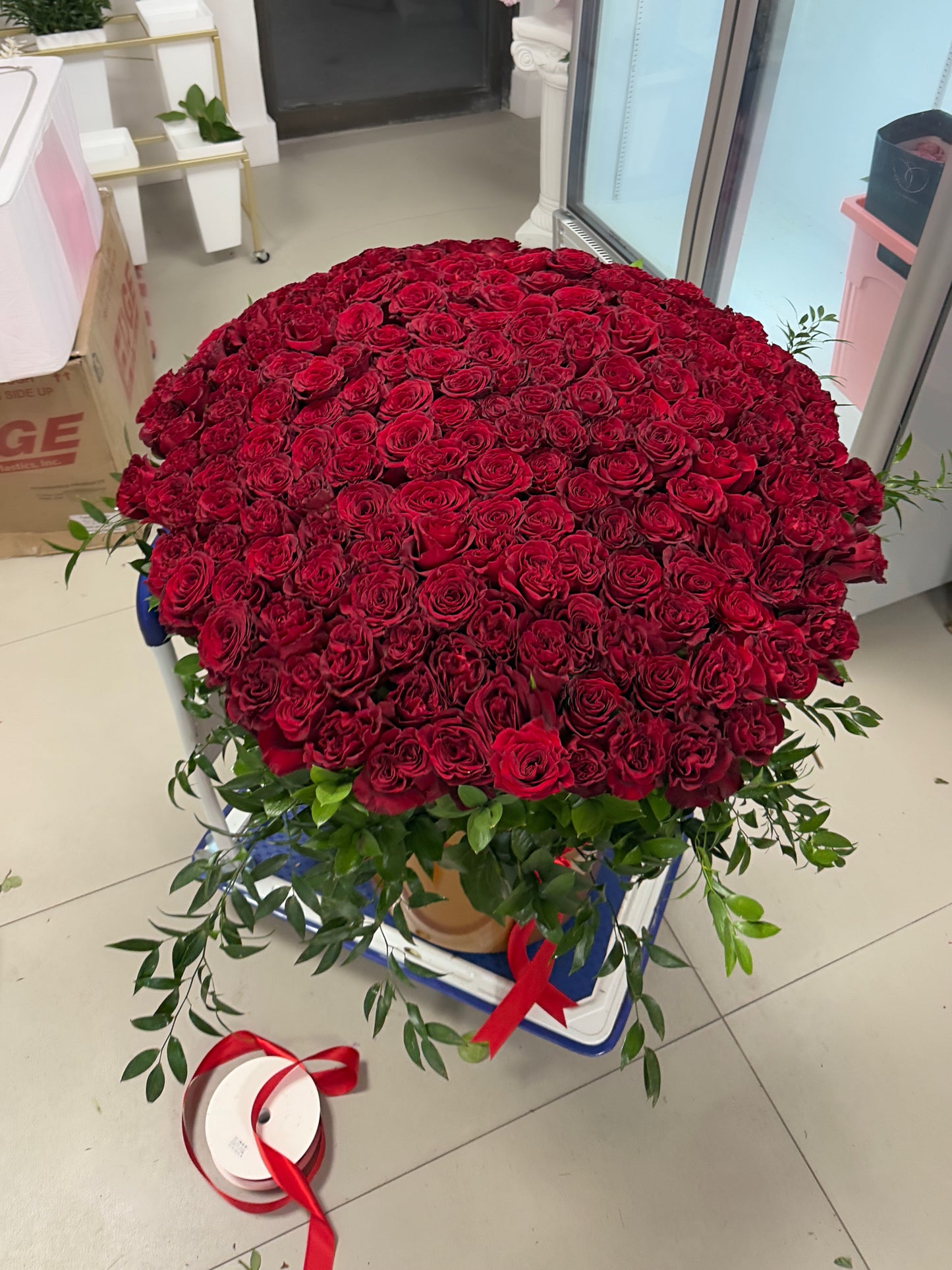200 Long Stem Red Roses In A Large Flower Box - Miami Flower Store Same-Day Delivery Fort Lauderdale Brickell Aventura Las Olas Hallendale Beach Hollywood Sunny Isles