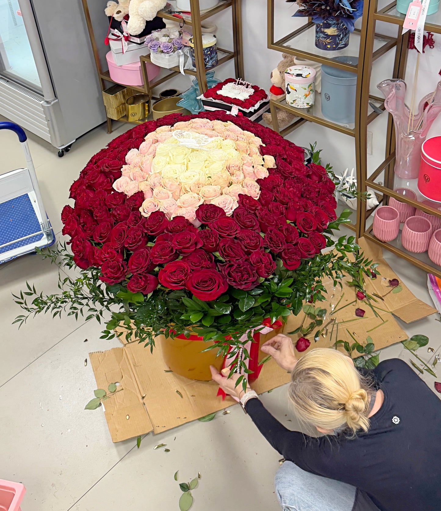 200 Long Stem Red Roses In A Large Flower Box - Miami Flower Store Same-Day Delivery Fort Lauderdale Brickell Aventura Las Olas Hallendale Beach Hollywood Sunny Isles