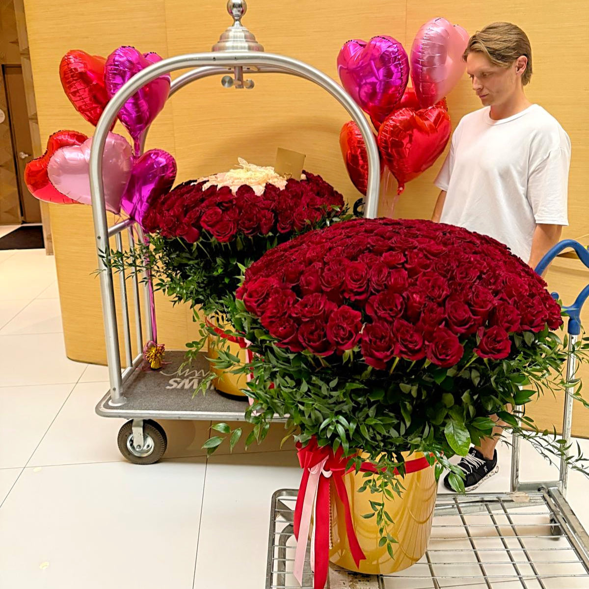 200 Long Stem Red Roses In A Large Flower Box - Miami Flower Store Same-Day Delivery Fort Lauderdale Brickell Aventura Las Olas Hallendale Beach Hollywood Sunny Isles