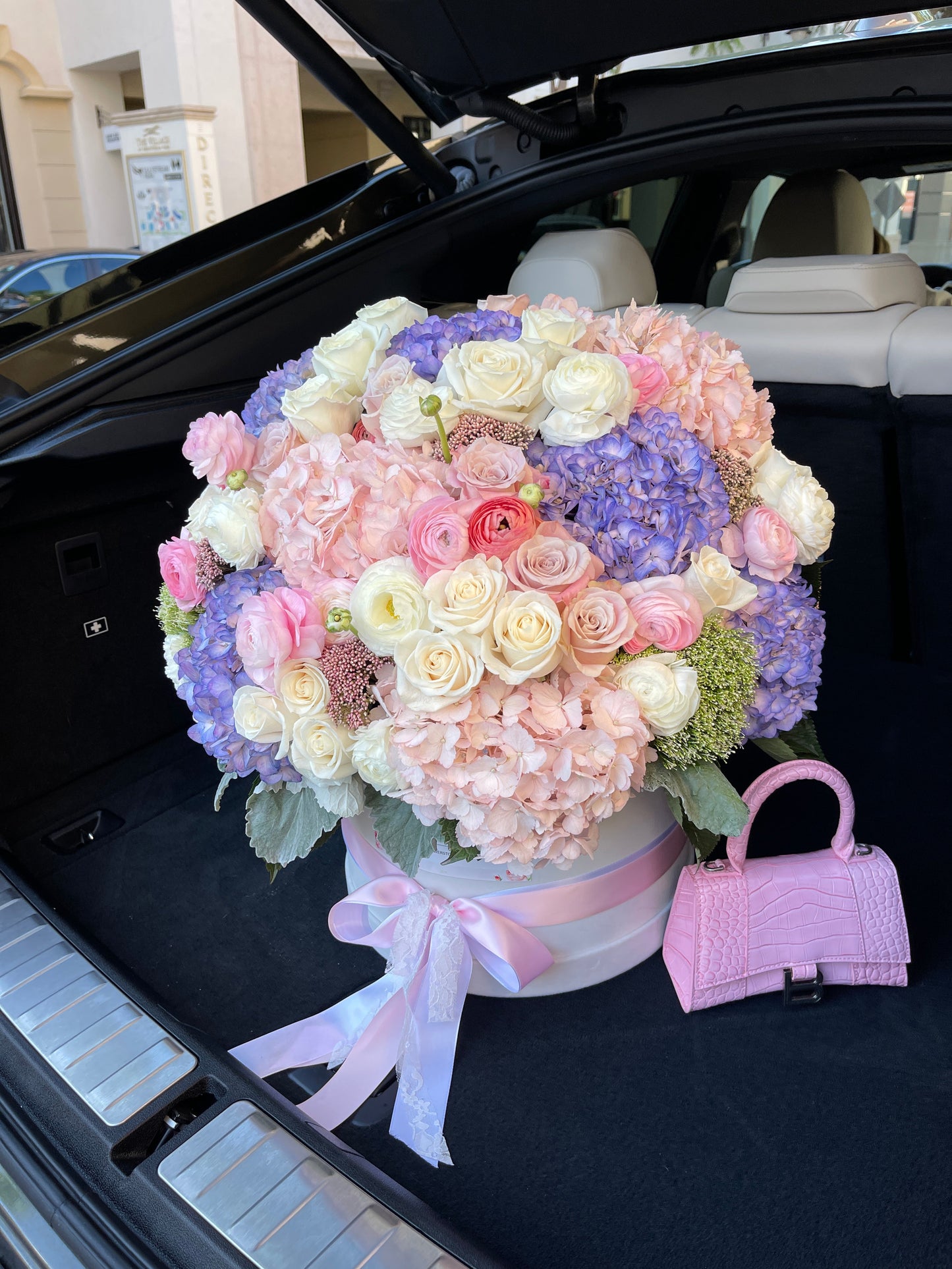 Hydrangea With Roses & Ranunculus Flower Bouquet In A Box - Miami Flower Store Same-Day Delivery Fort Lauderdale Brickell Aventura Las Olas Hallendale Beach Hollywood Sunny Isles
