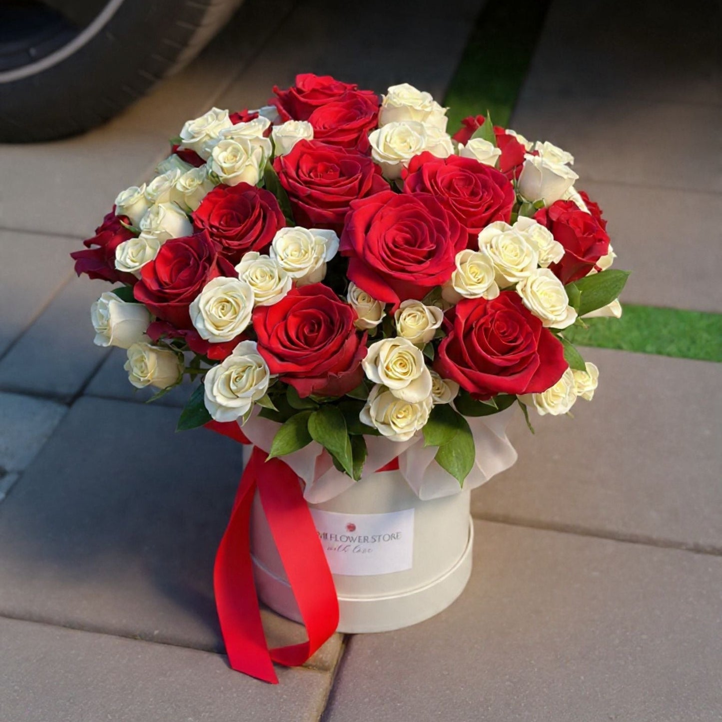 White And Red Roses In A Flower Box - Miami Flower Store Same-Day Delivery Fort Lauderdale Brickell Aventura Las Olas Hallendale Beach Hollywood Sunny Isles