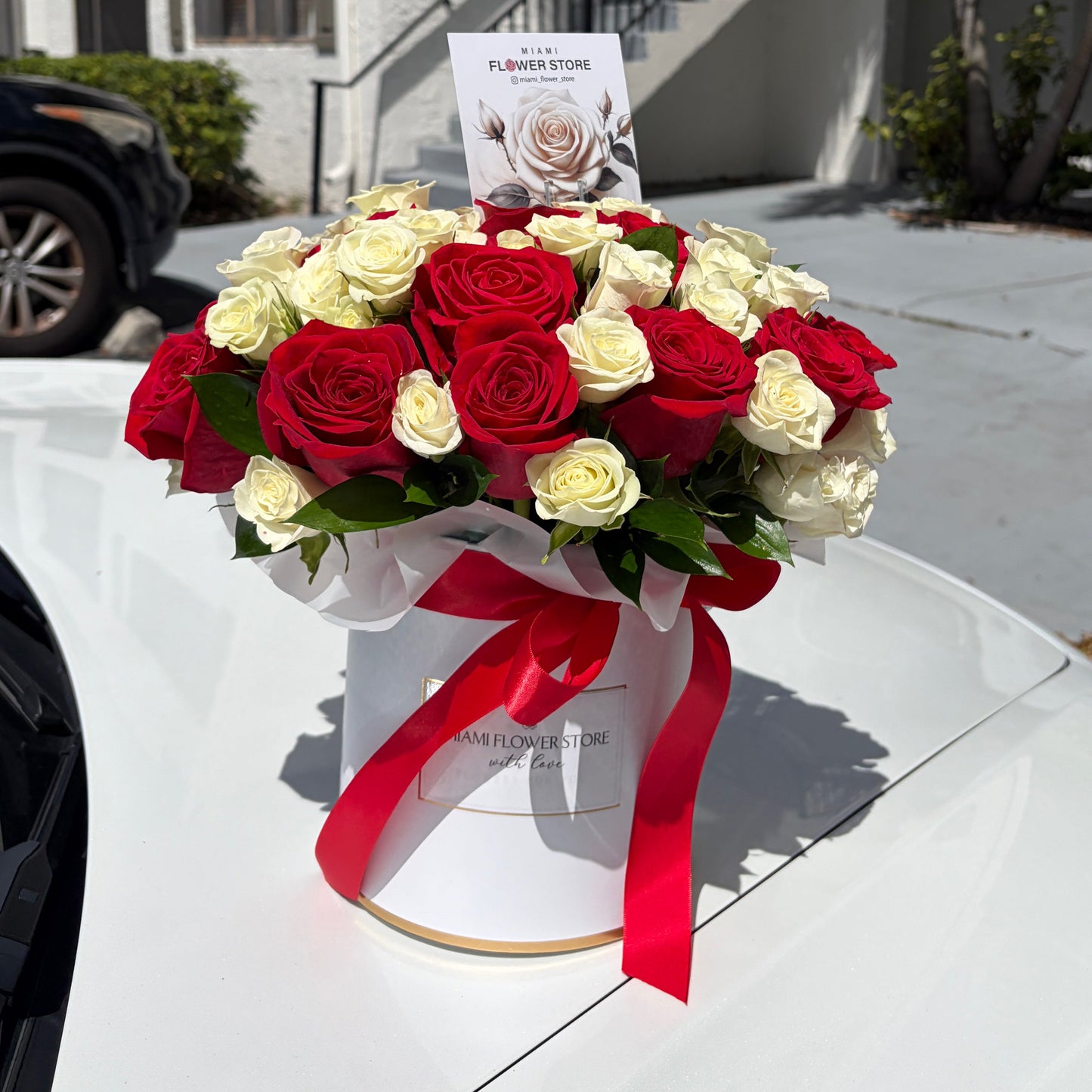 White And Red Roses In A Flower Box - Miami Flower Store Same-Day Delivery Fort Lauderdale Brickell Aventura Las Olas Hallendale Beach Hollywood Sunny Isles