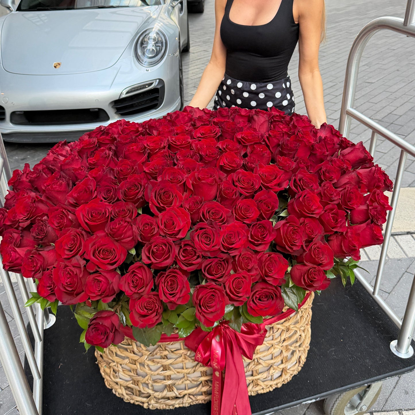 200 Long Stem Red Roses In A Large Flower Box - Miami Flower Store Same-Day Delivery Fort Lauderdale Brickell Aventura Las Olas Hallendale Beach Hollywood Sunny Isles
