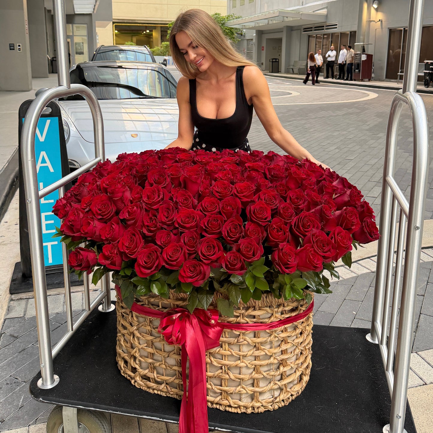 200 Long Stem Red Roses In A Large Flower Box - Miami Flower Store Same-Day Delivery Fort Lauderdale Brickell Aventura Las Olas Hallendale Beach Hollywood Sunny Isles