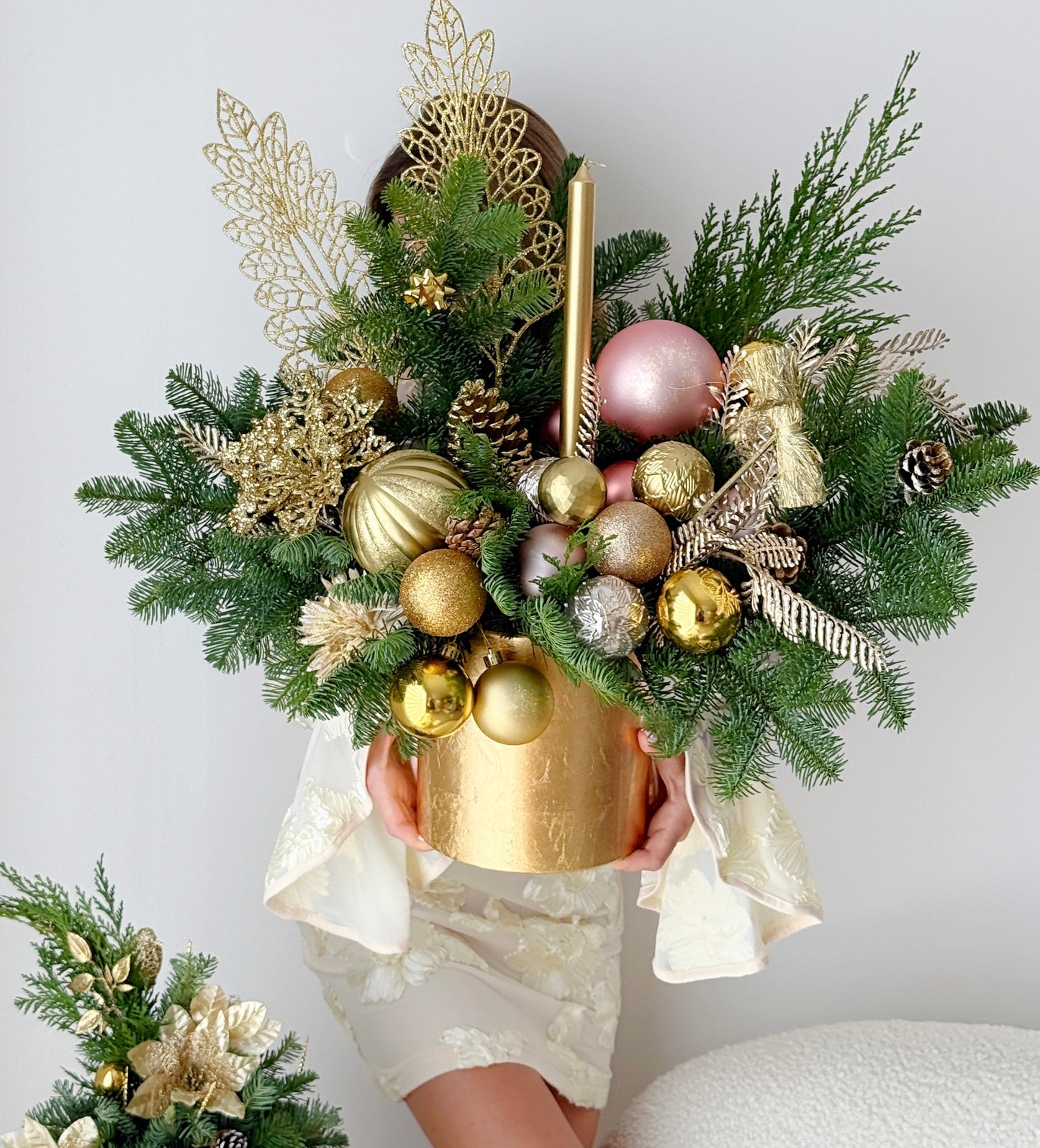 Gold Christmas Flower Arrangement In A Golden Ceramic Vase. - Miami Flower Store Same-Day Delivery Fort Lauderdale Brickell Aventura Las Olas Hallendale Beach Hollywood Sunny Isles
