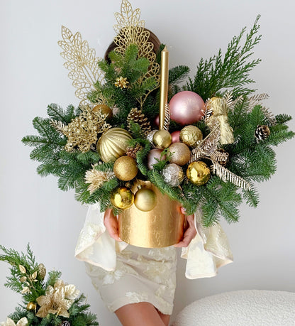 Gold Christmas Flower Arrangement In A Golden Ceramic Vase. - Miami Flower Store Same-Day Delivery Fort Lauderdale Brickell Aventura Las Olas Hallendale Beach Hollywood Sunny Isles