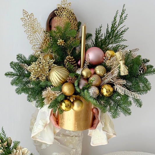 Gold Christmas Flower Arrangement In A Golden Ceramic Vase. - Miami Flower Store Same-Day Delivery Fort Lauderdale Brickell Aventura Las Olas Hallendale Beach Hollywood Sunny Isles