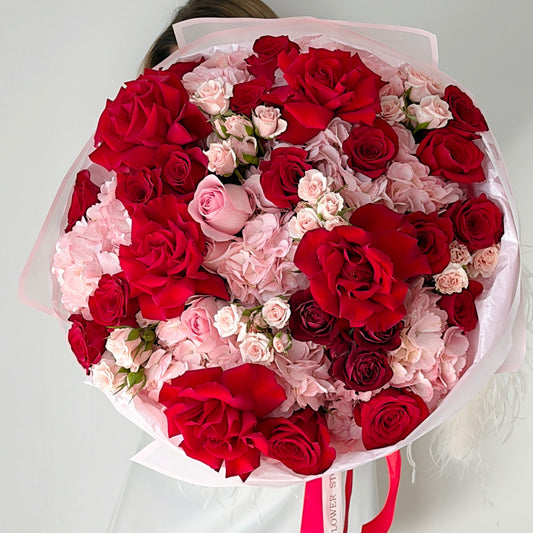 Red And Pink Flower Bouquet With Roses And Hydrangea. - Miami Flower Store Same-Day Delivery Fort Lauderdale Brickell Aventura Las Olas Hallendale Beach Hollywood Sunny Isles