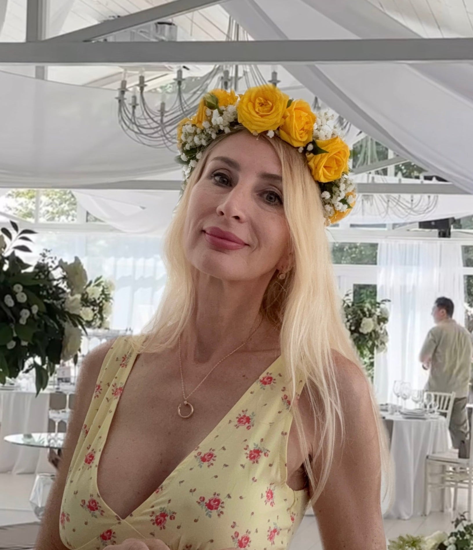 Custom-Made Headpiece Headband Of Fresh Cut Flowers - Miami Flower Store Same-Day Delivery Fort Lauderdale Brickell Aventura Las Olas Hallendale Beach Hollywood Sunny Isles