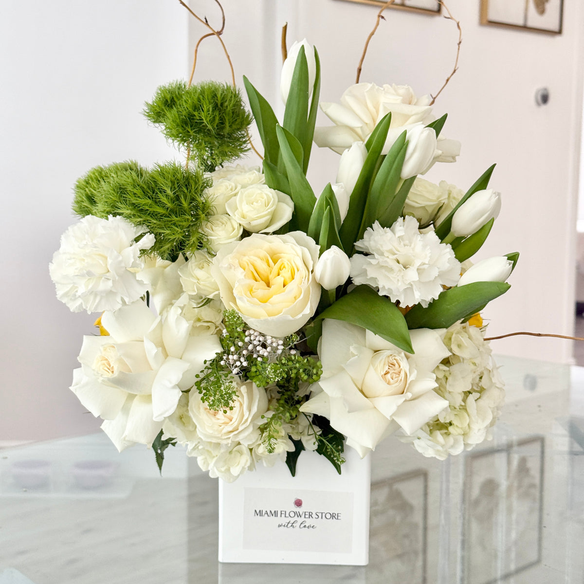 White & Green Table Centerpiece| Roses & Tulips| Flowers For Decor - Miami Flower Store Same-Day Delivery Fort Lauderdale Brickell Aventura Las Olas Hallendale Beach Hollywood Sunny Isles