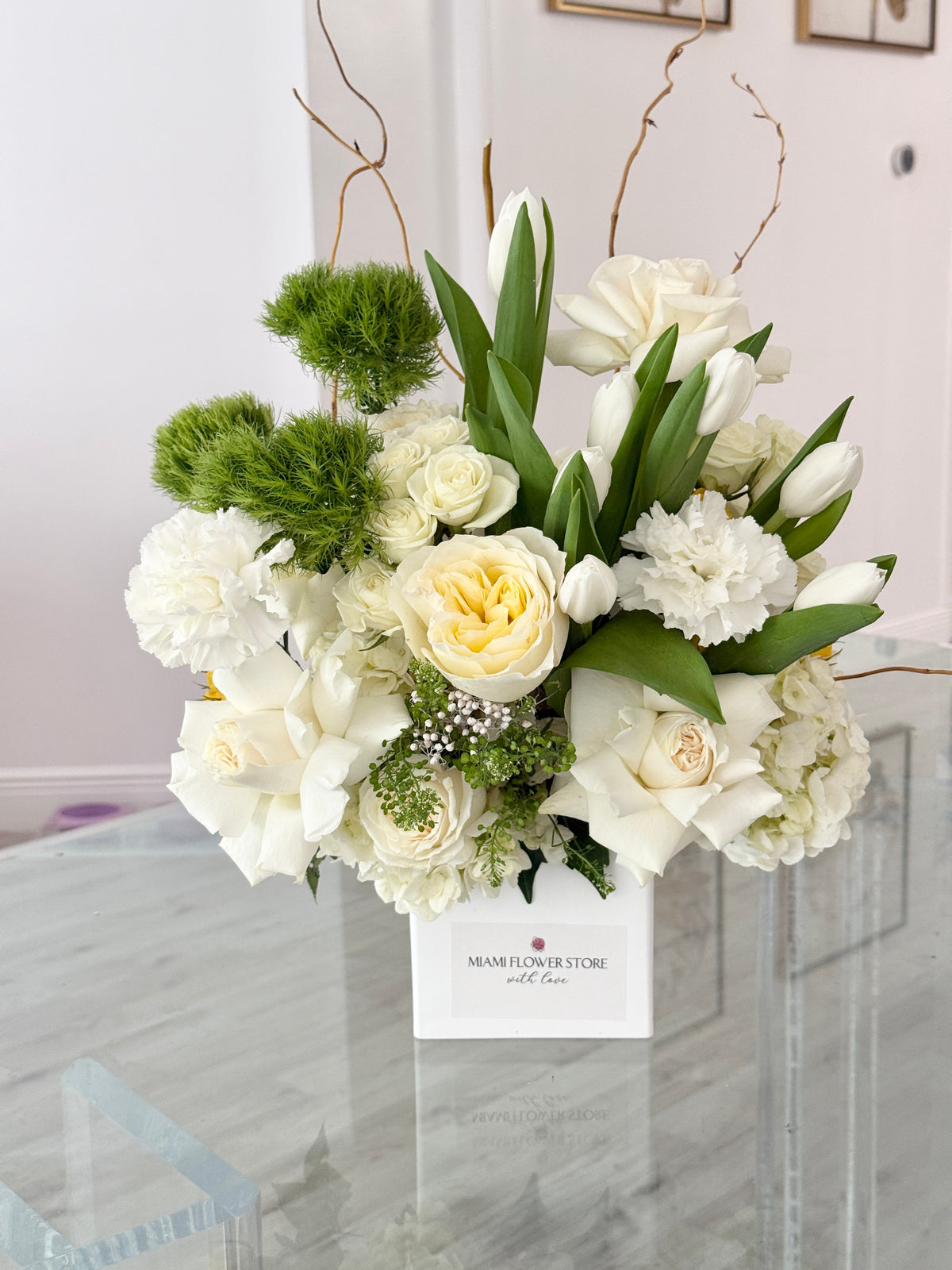 White & Green Table Centerpiece| Roses & Tulips| Flowers For Decor - Miami Flower Store Same-Day Delivery Fort Lauderdale Brickell Aventura Las Olas Hallendale Beach Hollywood Sunny Isles