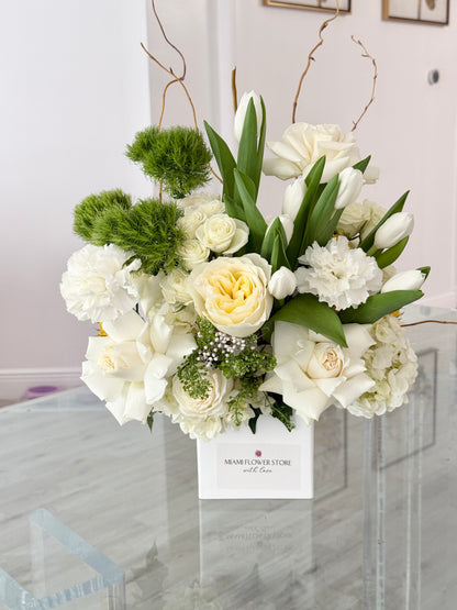 White & Green Table Centerpiece| Roses & Tulips| Flowers For Decor - Miami Flower Store Same-Day Delivery Fort Lauderdale Brickell Aventura Las Olas Hallendale Beach Hollywood Sunny Isles