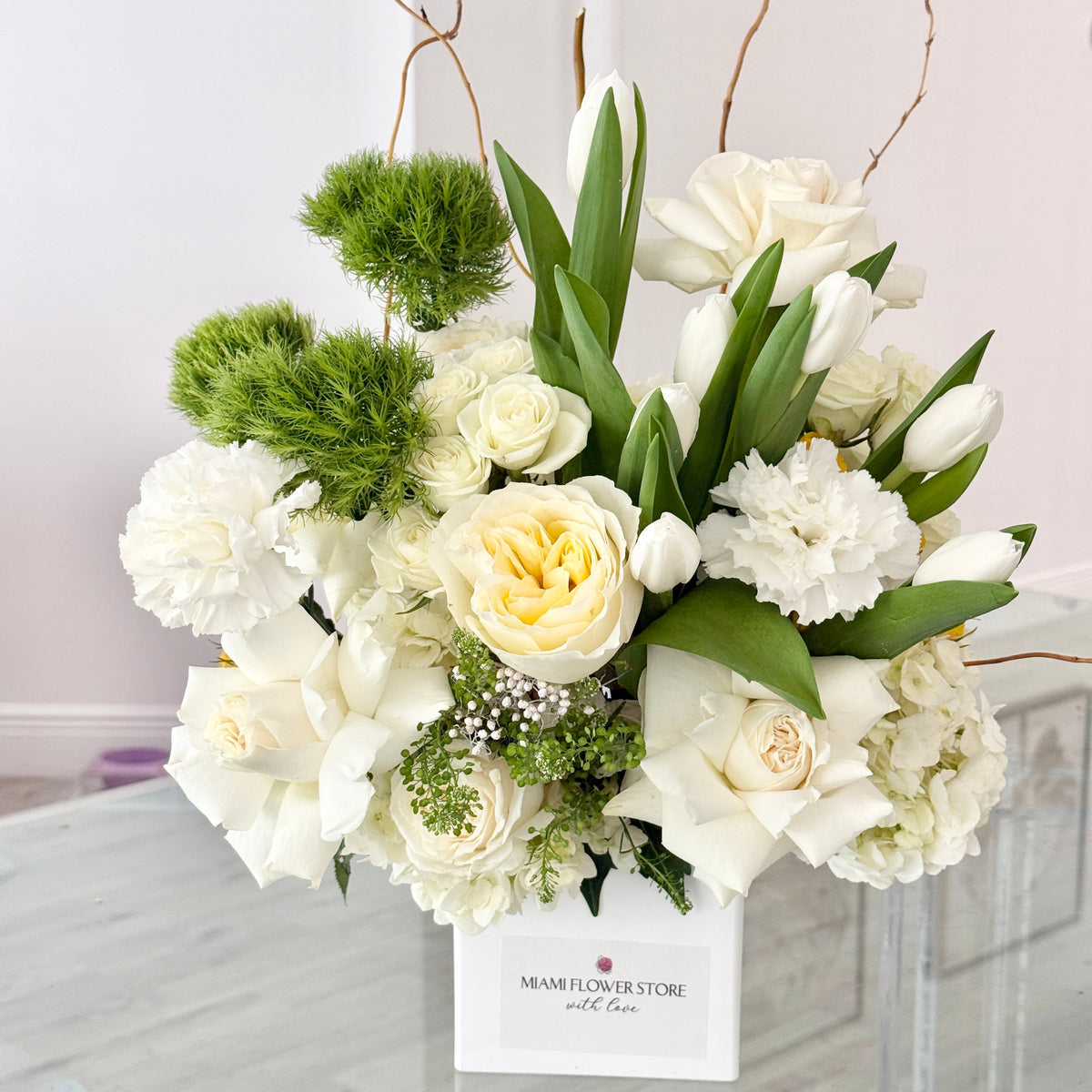 White & Green Table Centerpiece| Roses & Tulips| Flowers For Decor - Miami Flower Store Same-Day Delivery Fort Lauderdale Brickell Aventura Las Olas Hallendale Beach Hollywood Sunny Isles