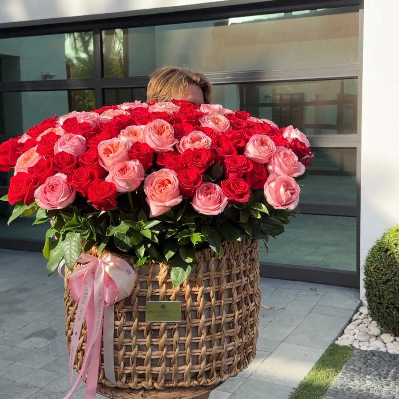 200 Pink And Red Rose Bouquet In A Basket/Grand Romance Rose Basket - Miami Flower Store Same-Day Delivery Fort Lauderdale Brickell Aventura Las Olas Hallendale Beach Hollywood Sunny Isles