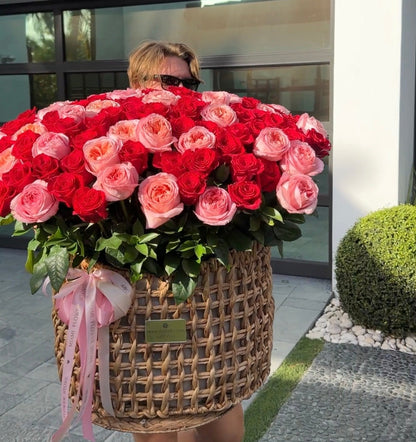 200 Pink And Red Rose Bouquet In A Basket/Grand Romance Rose Basket - Miami Flower Store Same-Day Delivery Fort Lauderdale Brickell Aventura Las Olas Hallendale Beach Hollywood Sunny Isles