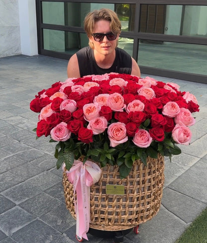 200 Pink And Red Rose Bouquet In A Basket/Grand Romance Rose Basket - Miami Flower Store Same-Day Delivery Fort Lauderdale Brickell Aventura Las Olas Hallendale Beach Hollywood Sunny Isles