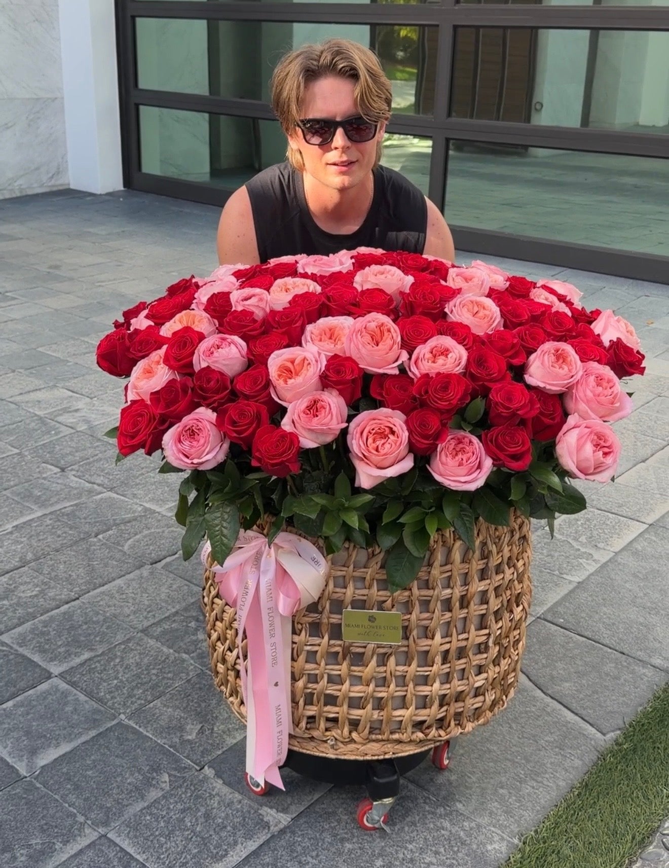 200 Pink And Red Rose Bouquet In A Basket/Grand Romance Rose Basket - Miami Flower Store Same-Day Delivery Fort Lauderdale Brickell Aventura Las Olas Hallendale Beach Hollywood Sunny Isles
