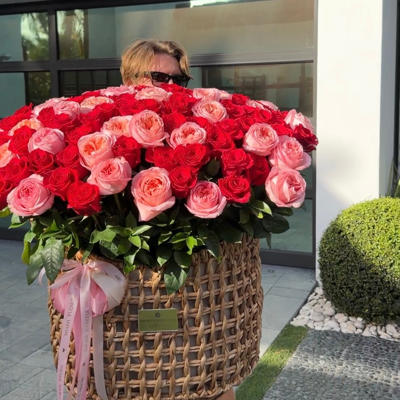200 Pink And Red Rose Bouquet In A Basket/Grand Romance Rose Basket - Miami Flower Store Same-Day Delivery Fort Lauderdale Brickell Aventura Las Olas Hallendale Beach Hollywood Sunny Isles