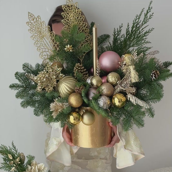 Gold Christmas Flower Arrangement In A Golden Ceramic Vase. - Miami Flower Store Same-Day Delivery Fort Lauderdale Brickell Aventura Las Olas Hallendale Beach Hollywood Sunny Isles