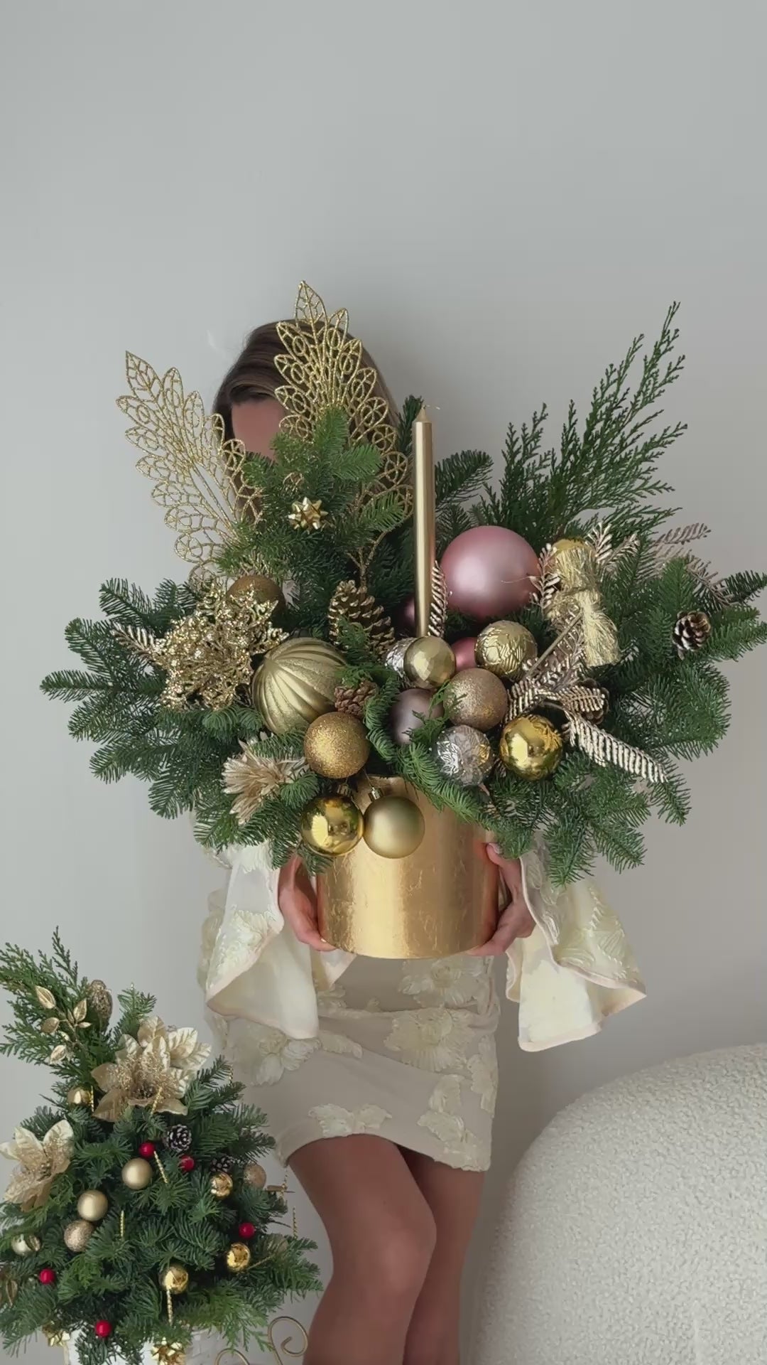 Gold Christmas Flower Arrangement In A Golden Ceramic Vase. - Miami Flower Store Same-Day Delivery Fort Lauderdale Brickell Aventura Las Olas Hallendale Beach Hollywood Sunny Isles