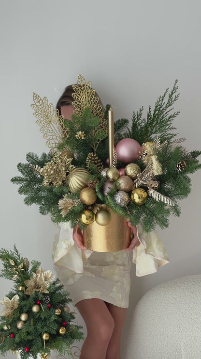 Gold Christmas Flower Arrangement In A Golden Ceramic Vase. - Miami Flower Store Same-Day Delivery Fort Lauderdale Brickell Aventura Las Olas Hallendale Beach Hollywood Sunny Isles